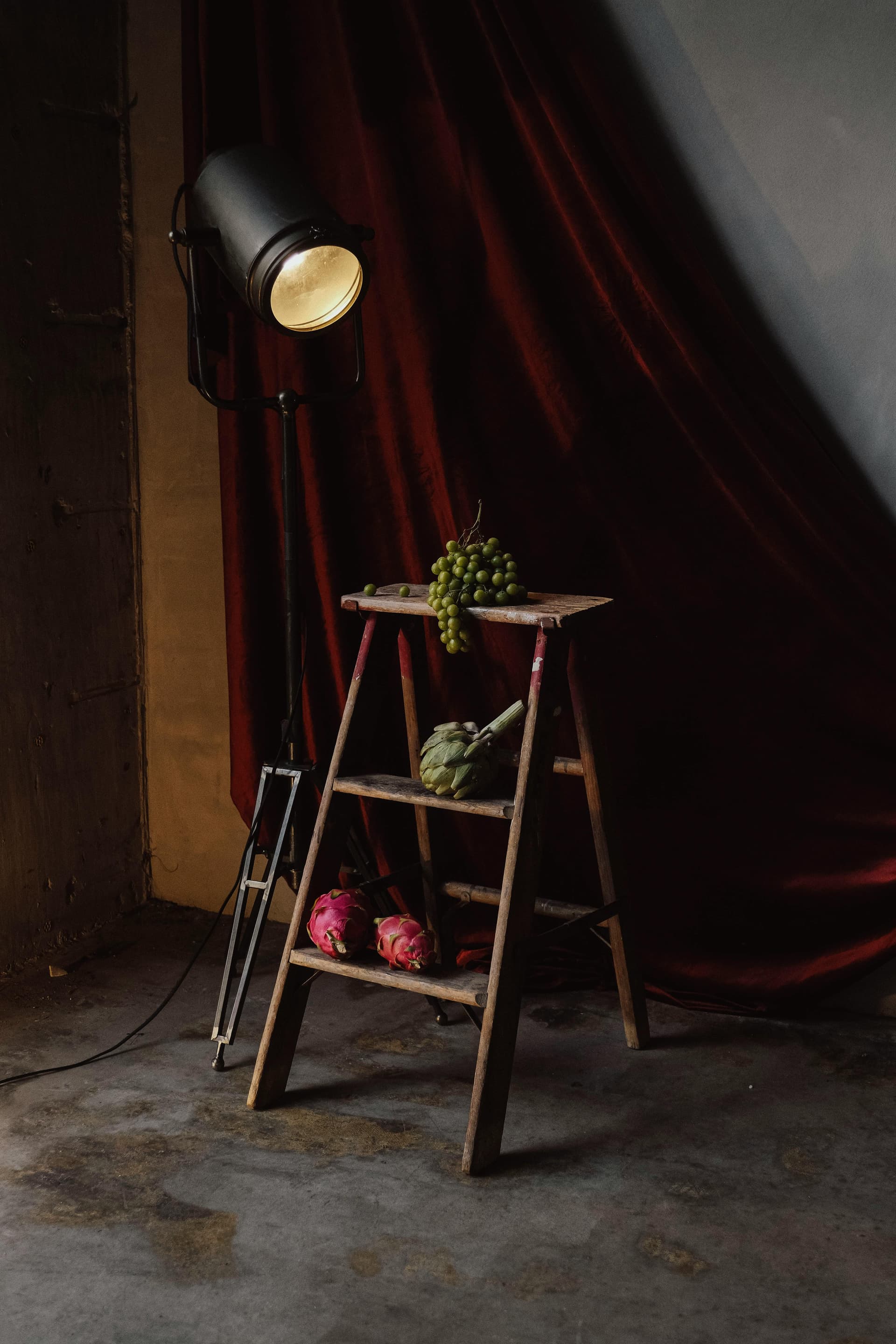 Sfeervol fotografieatelier met dramatische belichting