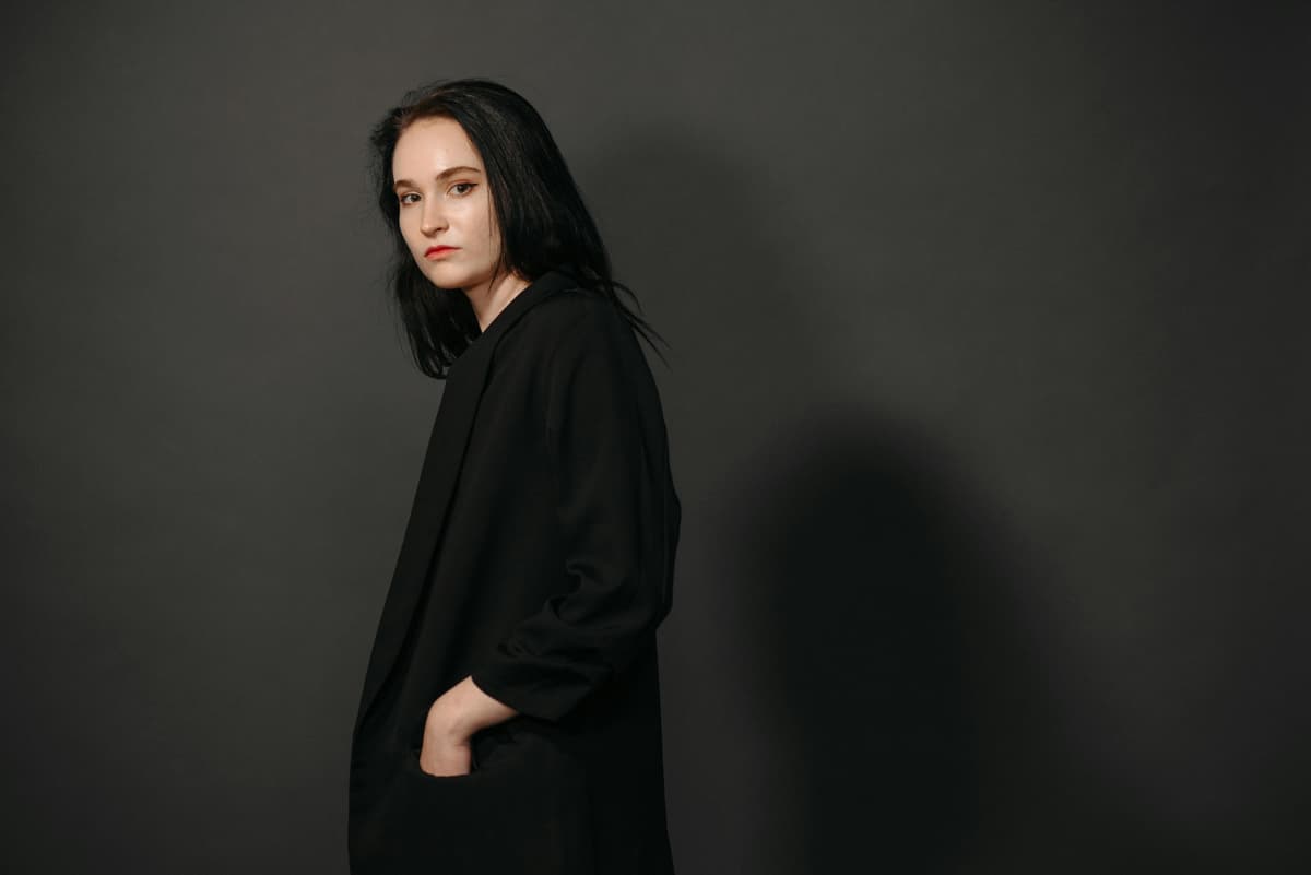 Model in lookbook shoot voor luxe modemerk